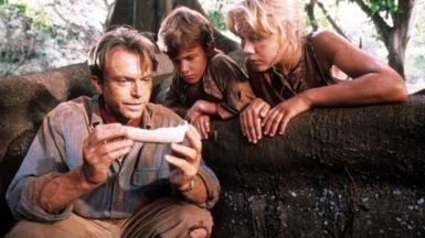 Sam Neill u boku Josepha Mazzello i Ariany Richards w filmie Park Jurajski z 1993 roku